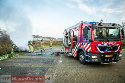 Gestolen auto volledig in brand aan de Fortweg in Emmen — foto 2 van 4