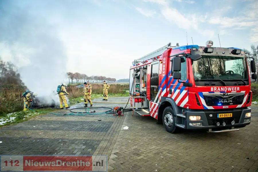 Gestolen auto volledig in brand aan de Fortweg in Emmen