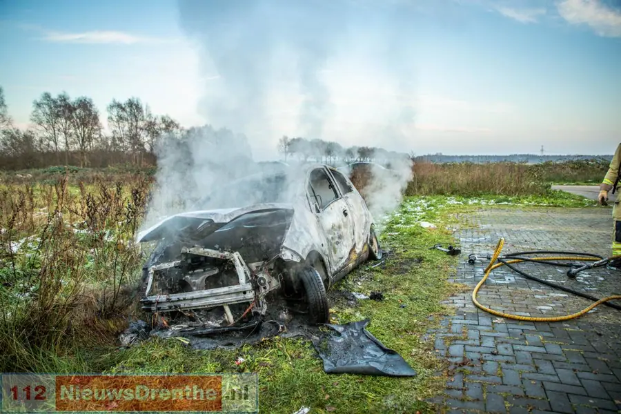 Gestolen auto volledig in brand aan de Fortweg in Emmen