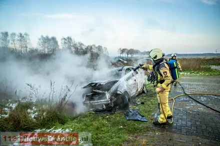 Gestolen auto volledig in brand aan de Fortweg in Emmen — foto 3 van 4