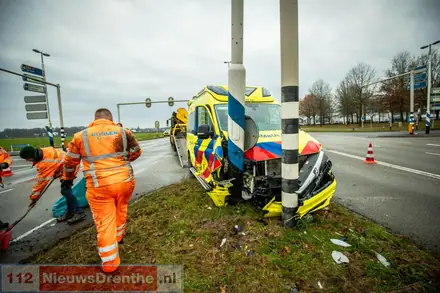 Ongeval tussen personenauto en ambulance op kruising Abel Tasmanstraat in Emmen [Video] — foto 5 van 6