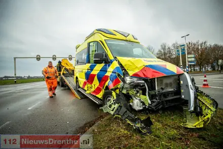 Ongeval tussen personenauto en ambulance op kruising Abel Tasmanstraat in Emmen [Video] — foto 4 van 6