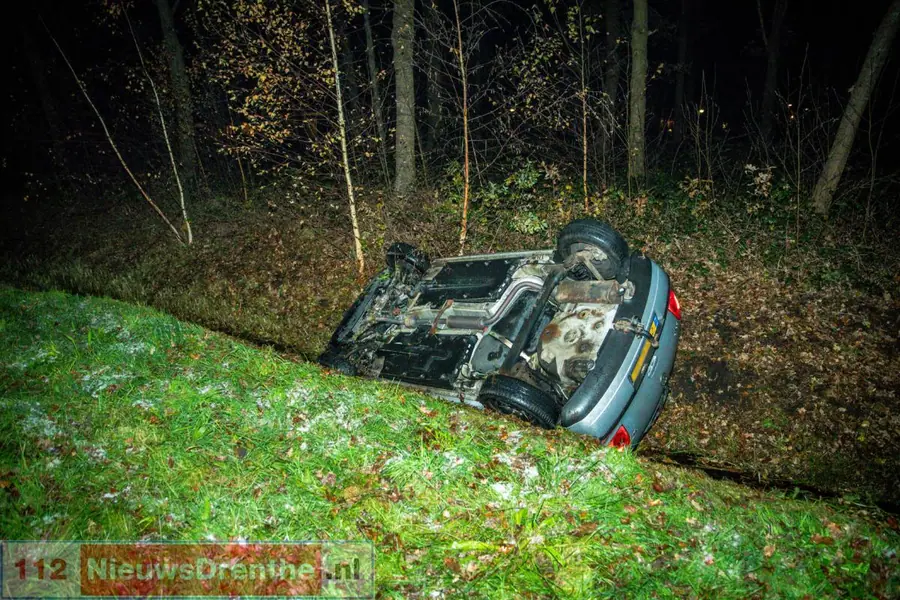 Auto raakt van de weg aan de Antares in Klazienaveen