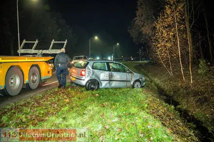 Auto raakt van de weg aan de Antares in Klazienaveen — foto 3 van 6