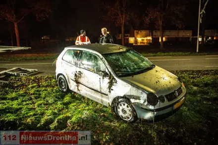 Auto raakt van de weg aan de Antares in Klazienaveen — foto 4 van 6