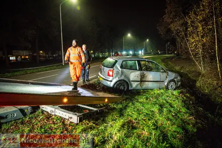 Auto raakt van de weg aan de Antares in Klazienaveen — foto 1 van 6
