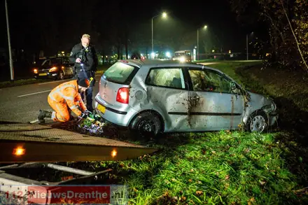 Auto raakt van de weg aan de Antares in Klazienaveen — foto 5 van 6