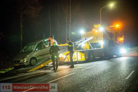 Auto raakt van de weg aan de Antares in Klazienaveen — foto 6 van 6