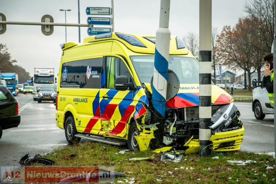 Ongeval tussen personenauto en ambulance op kruising Abel Tasmanstraat in Emmen [Video]