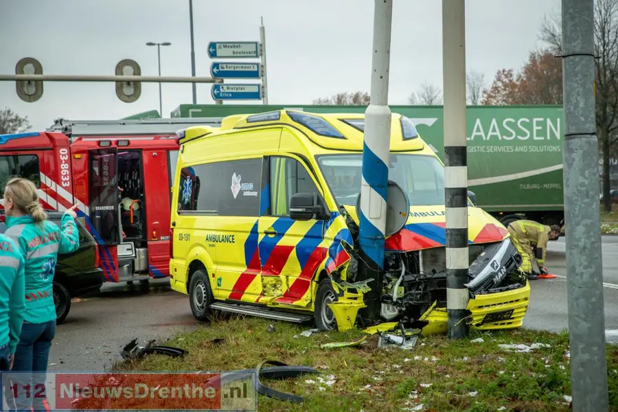 Ongeval tussen personenauto en ambulance op kruising Abel Tasmanstraat in Emmen [Video]