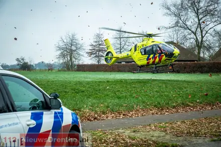 Graafmachine en fietser botsen op Zuidbargerstraat in Emmen — foto 2 van 2