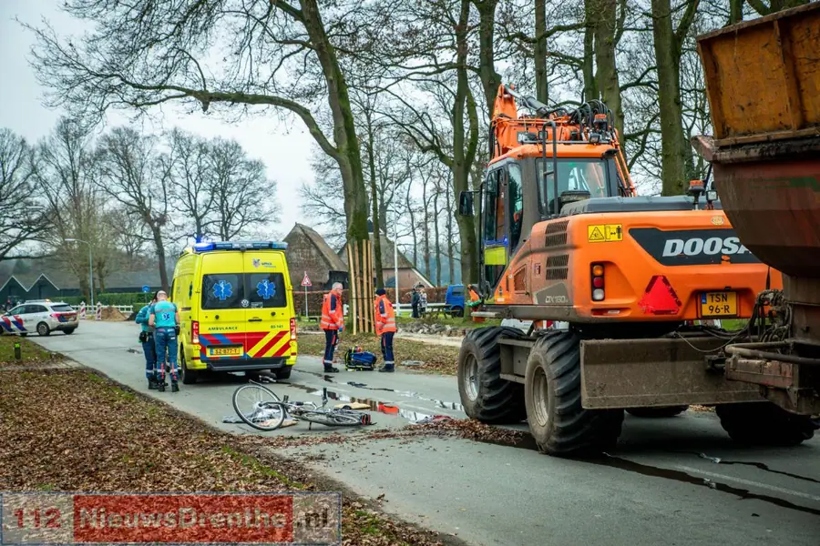 Graafmachine en fietser botsen op Zuidbargerstraat in Emmen