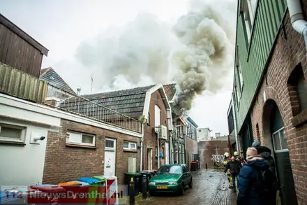 Uitslaande brand in woning zorgt voor grote rookontwikkeling in Coevorden [Video] — foto 1 van 8