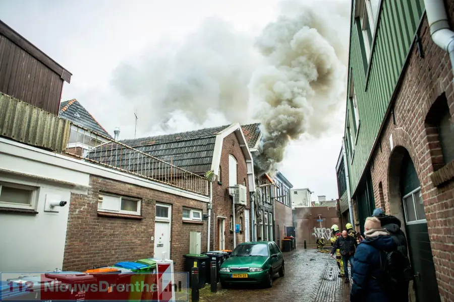 Uitslaande brand in woning zorgt voor grote rookontwikkeling in Coevorden [Video]