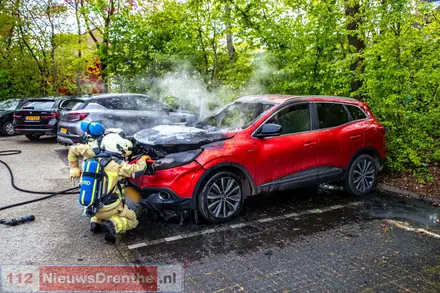 Auto in de brand aan de Spehornerbrink in Emmen — foto 2 van 4