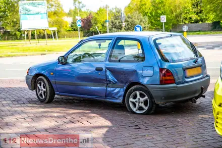 Aanrijding tussen twee voertuigen in Emmen — foto 1 van 3