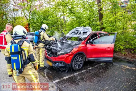Auto in de brand aan de Spehornerbrink in Emmen — foto 4 van 4