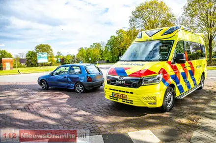 Aanrijding tussen twee voertuigen in Emmen — foto 2 van 3