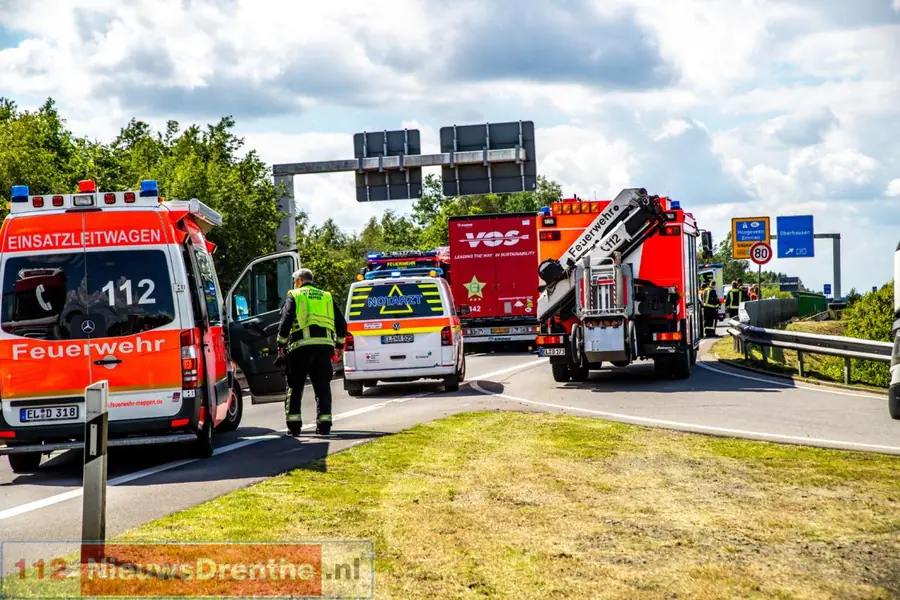 Nederlandse auto en vrachtwagen botsen op B402 in Duitsland [Video]