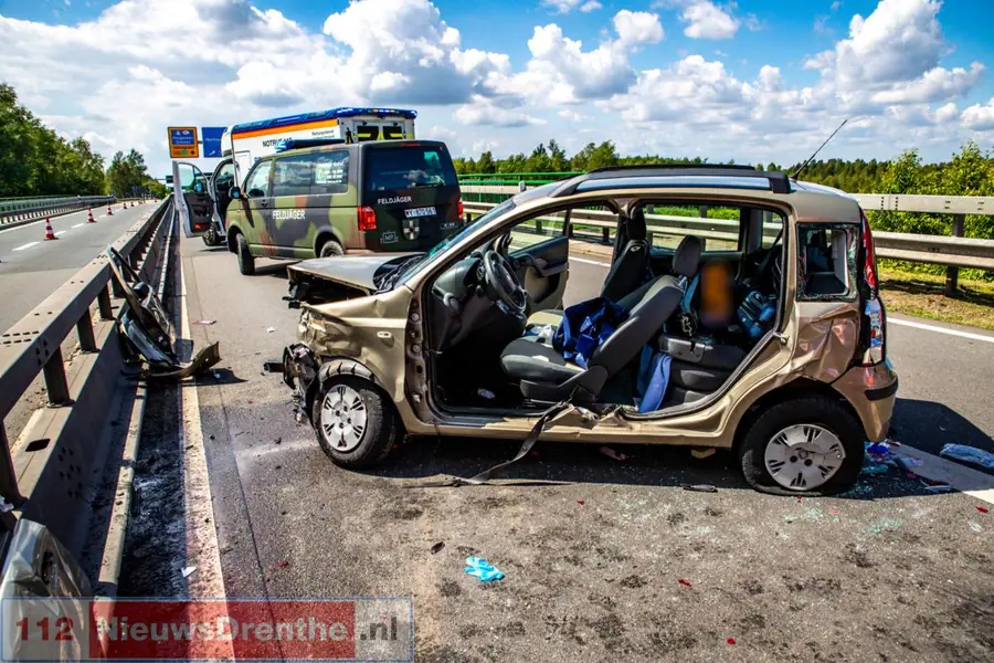 Nederlandse auto en vrachtwagen botsen op B402 in Duitsland [Video]