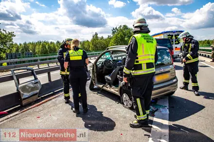 Nederlandse auto en vrachtwagen botsen op B402 in Duitsland [Video] — foto 3 van 6