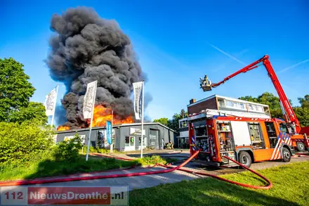 Uitslaande brand in grote loods in Emmen [Video] — foto 1 van 8