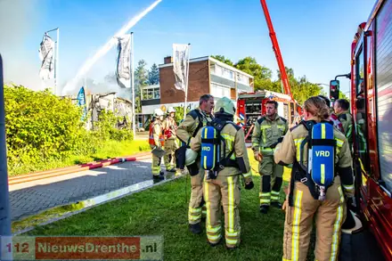 Uitslaande brand in grote loods in Emmen [Video] — foto 8 van 8