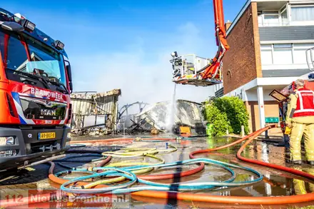 Uitslaande brand in grote loods in Emmen [Video] — foto 6 van 8