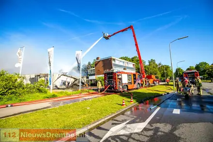 Uitslaande brand in grote loods in Emmen [Video] — foto 5 van 8