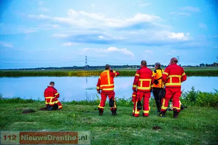 Brandweer redt reetje in Nieuw-Weerdinge — foto 4 van 8