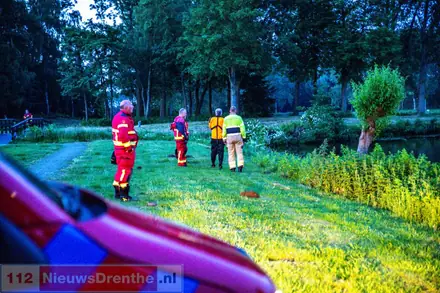 Brandweer redt reetje in Nieuw-Weerdinge — foto 2 van 8