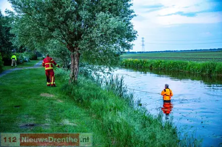 Brandweer redt reetje in Nieuw-Weerdinge — foto 5 van 8