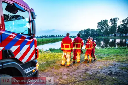 Brandweer redt reetje in Nieuw-Weerdinge — foto 6 van 8