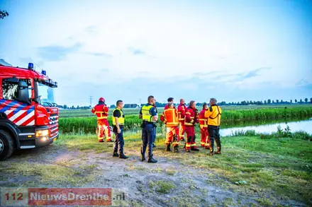 Brandweer redt reetje in Nieuw-Weerdinge — foto 7 van 8