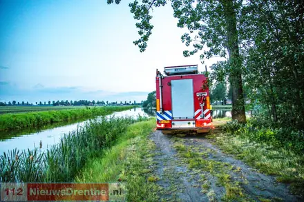 Brandweer redt reetje in Nieuw-Weerdinge — foto 8 van 8