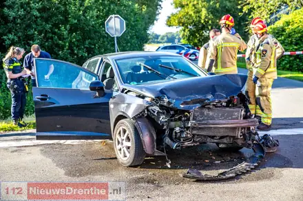 Twee gewonden na ongeval in Klazienaveen — foto 1 van 5
