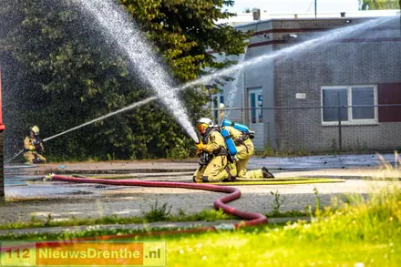 Zaterdag: Zeer grote brand bij bedrijfspand in Klazienaveen — foto 7 van 7