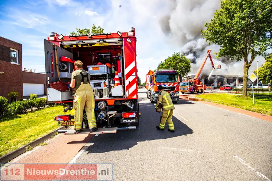 Zaterdag: Zeer grote brand bij bedrijfspand in Klazienaveen