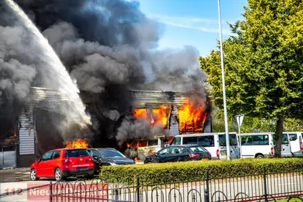 Zaterdag: Zeer grote brand bij bedrijfspand in Klazienaveen — foto 3 van 7