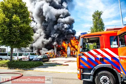 Zaterdag: Zeer grote brand bij bedrijfspand in Klazienaveen — foto 4 van 7