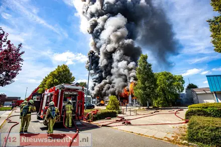 Zaterdag: Zeer grote brand bij bedrijfspand in Klazienaveen — foto 5 van 7