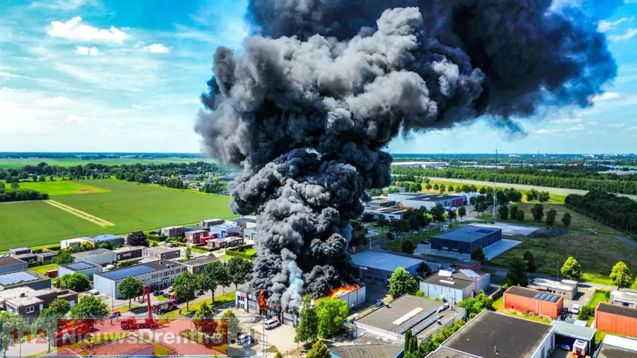 Zaterdag: Zeer grote brand bij bedrijfspand in Klazienaveen