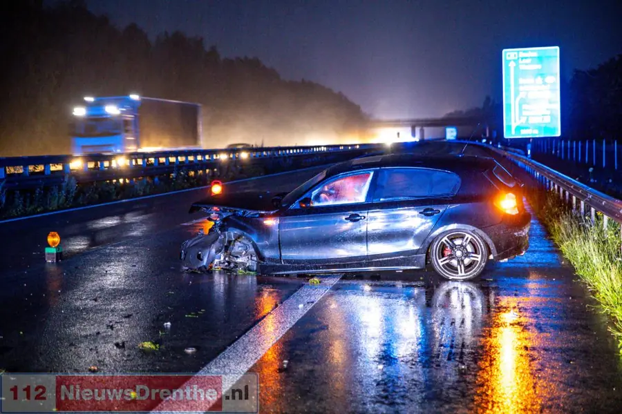 Nederlandse auto botst tegen vangrail aan op de A31 in Duitsland nabij Meppen-Nord