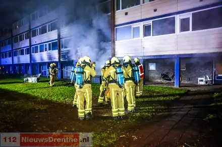 Flinke brand onder flat aan de Varenkamp in Emmen — foto 4 van 5
