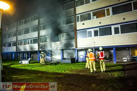 Flinke brand onder flat aan de Varenkamp in Emmen — Emmen