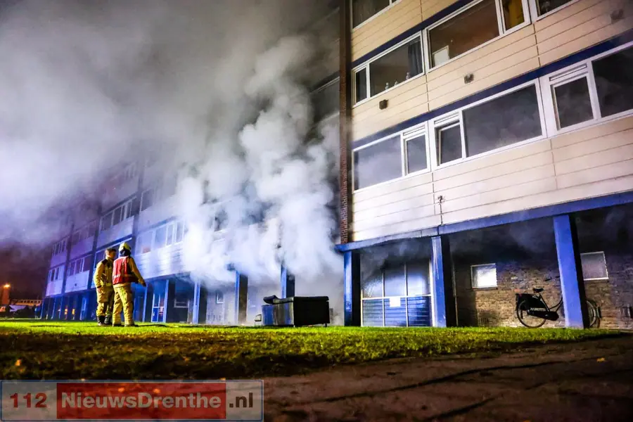 Flinke brand onder flat aan de Varenkamp in Emmen