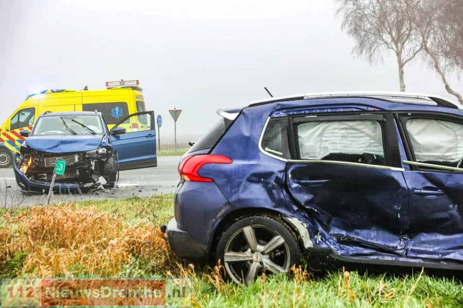 Ongeval door dichte mist op kruispunt in Valthermond