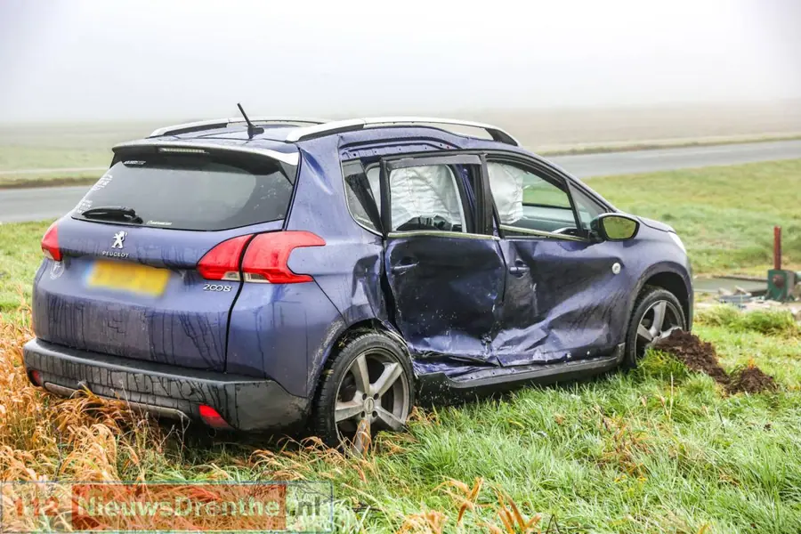 Ongeval door dichte mist op kruispunt in Valthermond