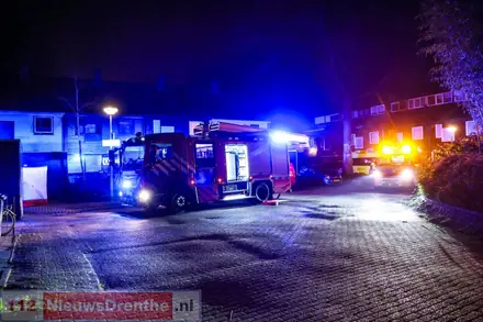 Woningbrand in Emmen; Bewoner door brandweer uit woning gehaald — Emmen