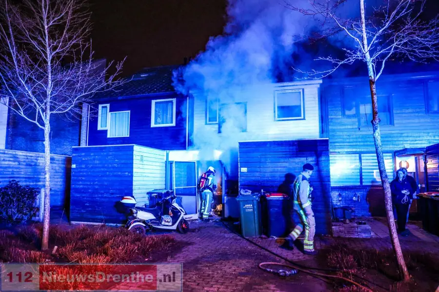 Woningbrand in Emmen; Bewoner door brandweer uit woning gehaald